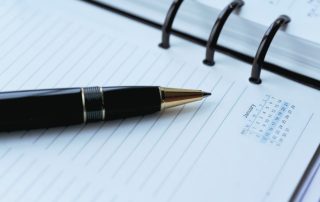 caneta sobre agenda