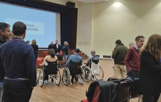 Público a aguardar o início da apresentação no auditório.