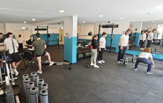 Sala de treino da ESSAlcoitão com alunos a fazer exercícios nas máquinas