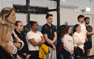 Duas Professoras e alunos na Sala de treino da ESSAlcoitão a assistir ao discurso