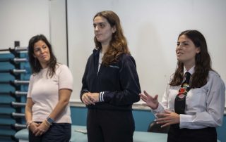 Duas alunas a dar o seu testemunho ao público no ginásio