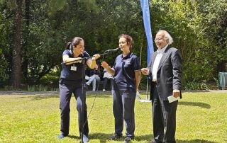 Terapeutas Ana Rita e Maria João no jardim ao lado do Diretor da Escola
