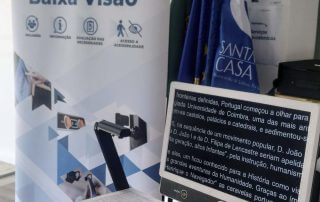 Produtos expostos do arceiro HemiCare no hall de entrada da escola