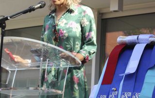 Diretora da Terapia da Fala a discursar no palco