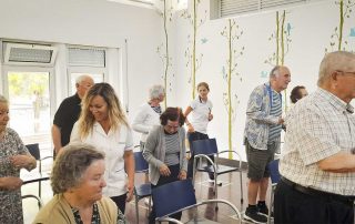 Grupo de idosos a dançar, juntamente com docentes e alunos da Escola Superior de Saúde do Alcoitão