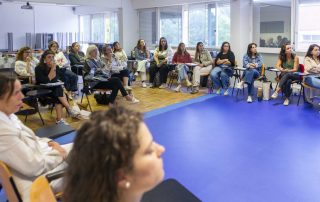 Grupo de alunos da Pós-Graduação em ITEPDDM em roda sentados e atentos ao que se diz