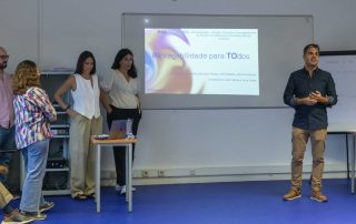 Grupo de alunos a apresentar no projetor um dos trabalhos desenvolvidos numa aula da PG, bem como o Professor João Cadima a dialogar