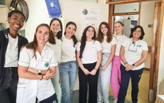 Grupo de estudantes da ESSALCOITÃO durante a celebração do Dia Mundial da Terapia Ocupacional.
