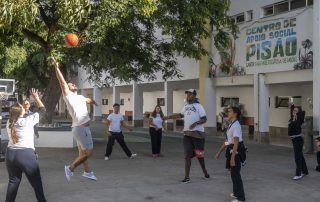 Grupo de estudantes, terapeutas e utentes participa numa atividade ao ar livre, durante a celebração do Dia Mundial da Terapia Ocupacional na ESSALCOITÃO.