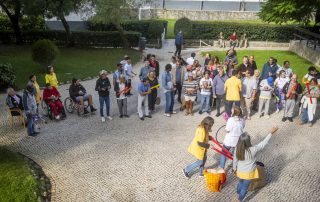 Grupo de estudantes, terapeutas e utentes participa numa atividade ao ar livre, durante a celebração do Dia Mundial da Terapia Ocupacional na ESSALCOITÃO.