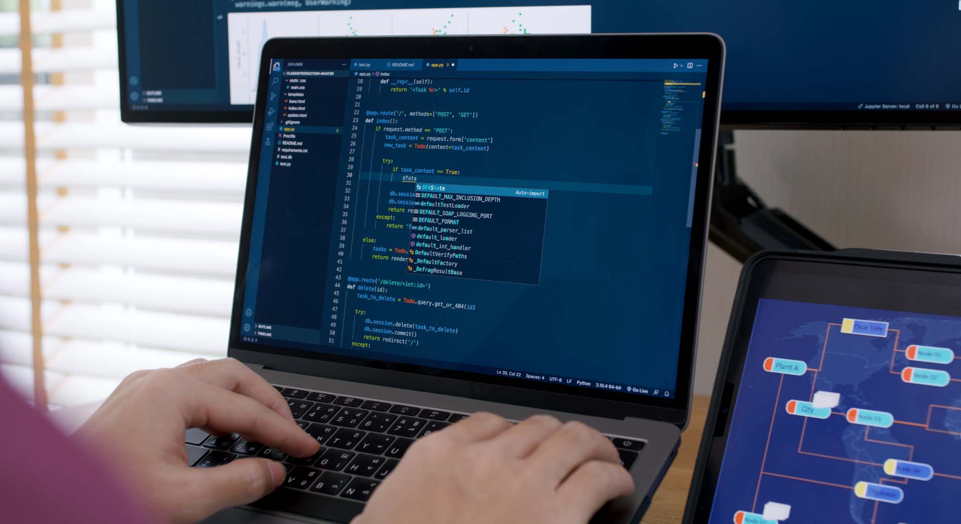 Pessoa num portátil a analisar dados no Python