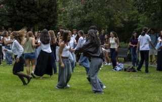 Acolhimento novos alunos Alunos a dançar no jardim ao som da Tuna