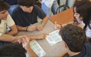 Acolhimento novos alunos Novos alunos a fazer uma atividade