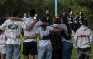 Acolhimento novos alunos estudantes abraçados ao som da musica da tuna